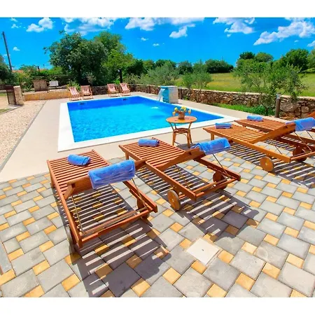 Pletikosa - Rural With Outdoor Pool * Bristane